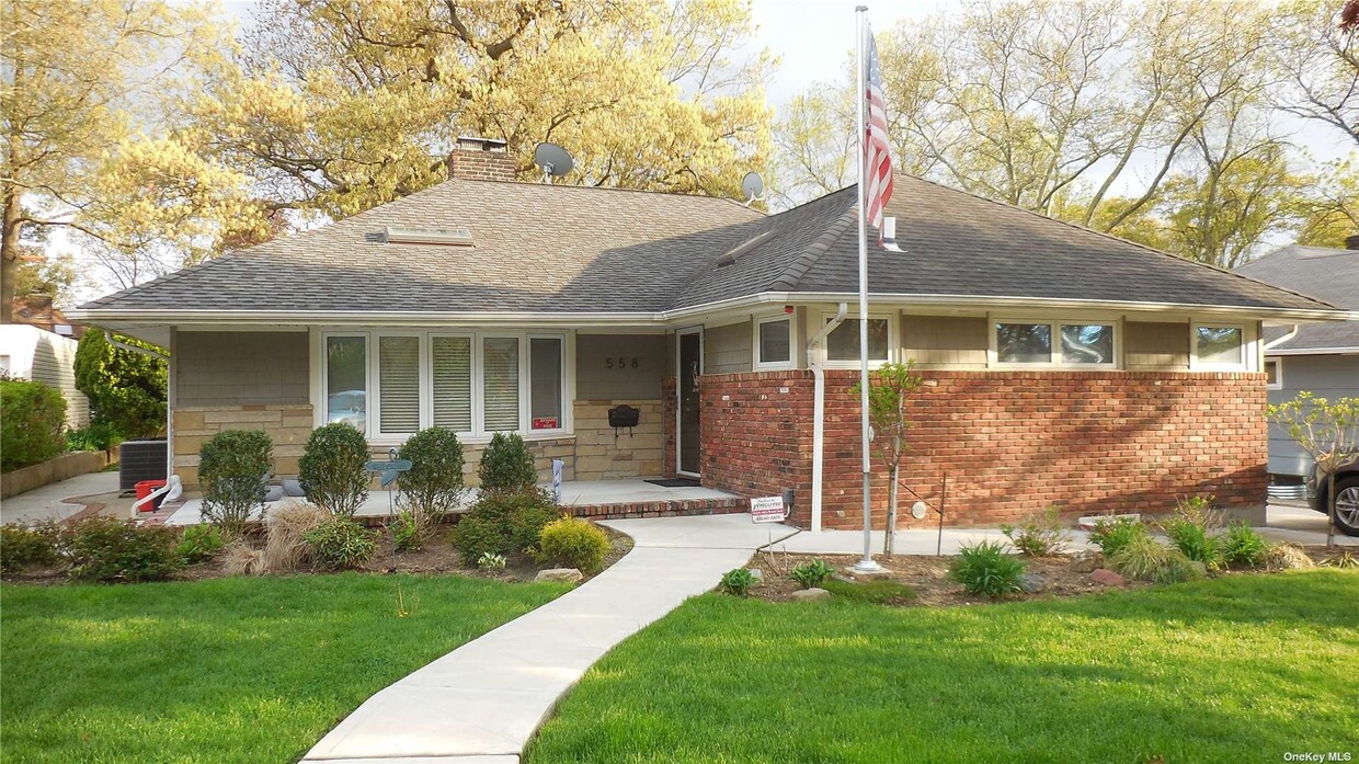 Primary Photo - 558 Emerson Dr