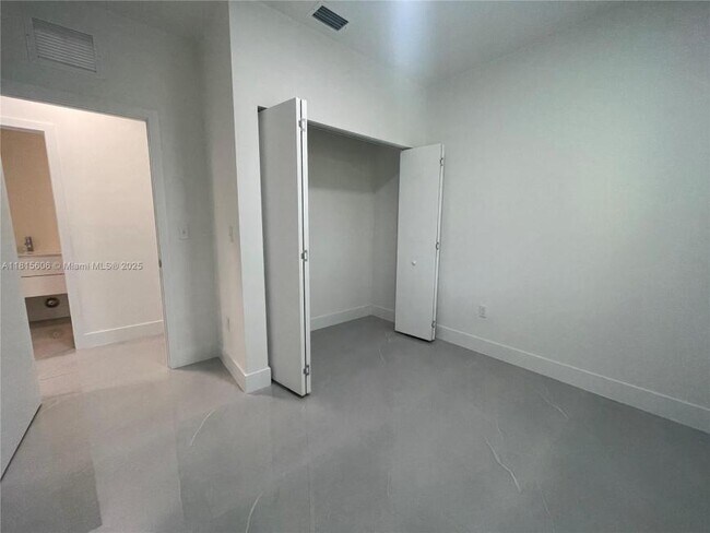 Building Photo - 3 bedroom in Miami FL 33142