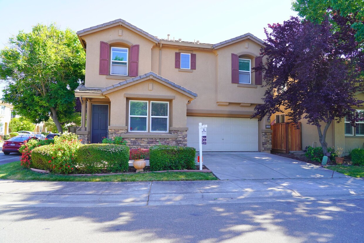 Foto principal - Beautiful 4 bed/ 3.5 bath in Natomas!