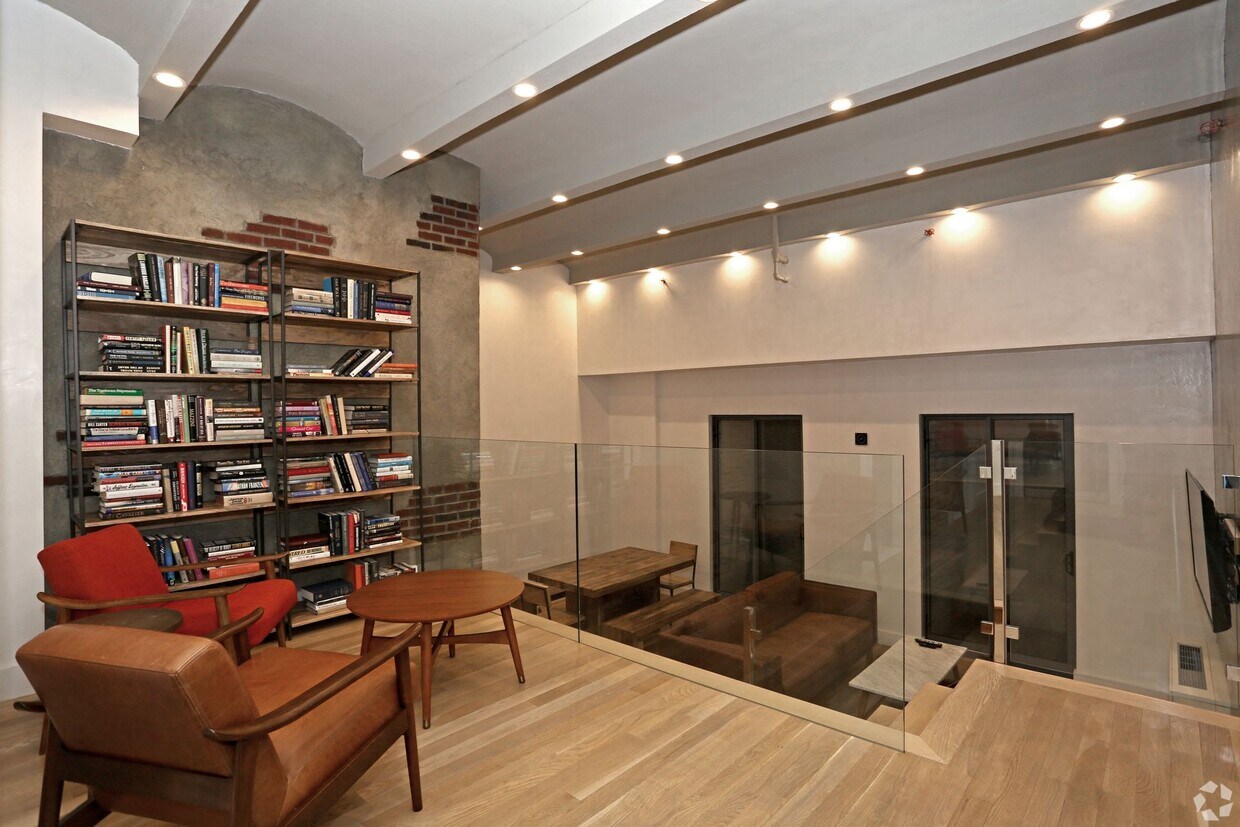 Foto principal - 112 E 36th St