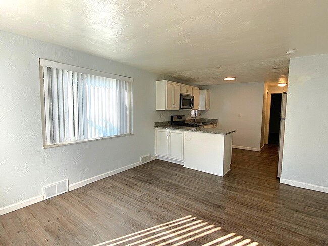 Building Photo - *Updated 1BD/1BA Apartment Available in Br...