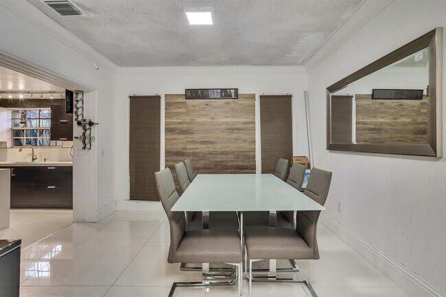 Comedor - 5931 NW 5th St