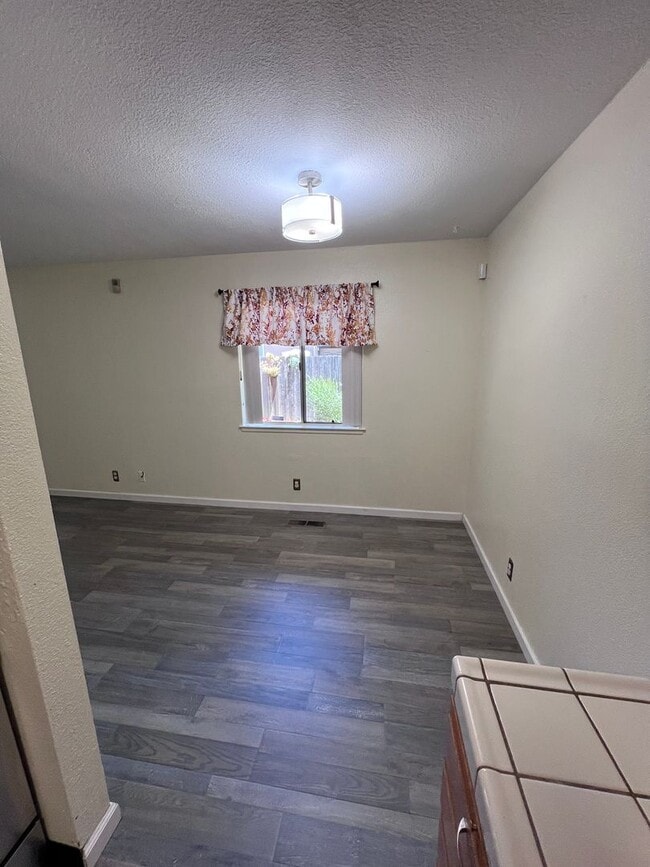 Building Photo - GORGEOUS CONDO UNIT WITH PRIVATE BACK YARD WITH GARDEN SETTING AND 2 PARKING SPACES!!!