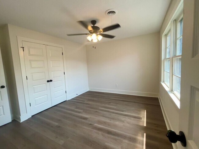 Foto del edificio - Fully Renovated 3BR/1.5BA – Prime Location + Lawn Care Included