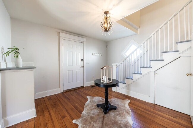 Foto del edificio - Walk to Main Street Restaurants and Downtown! Charming home, just like grandma's house!