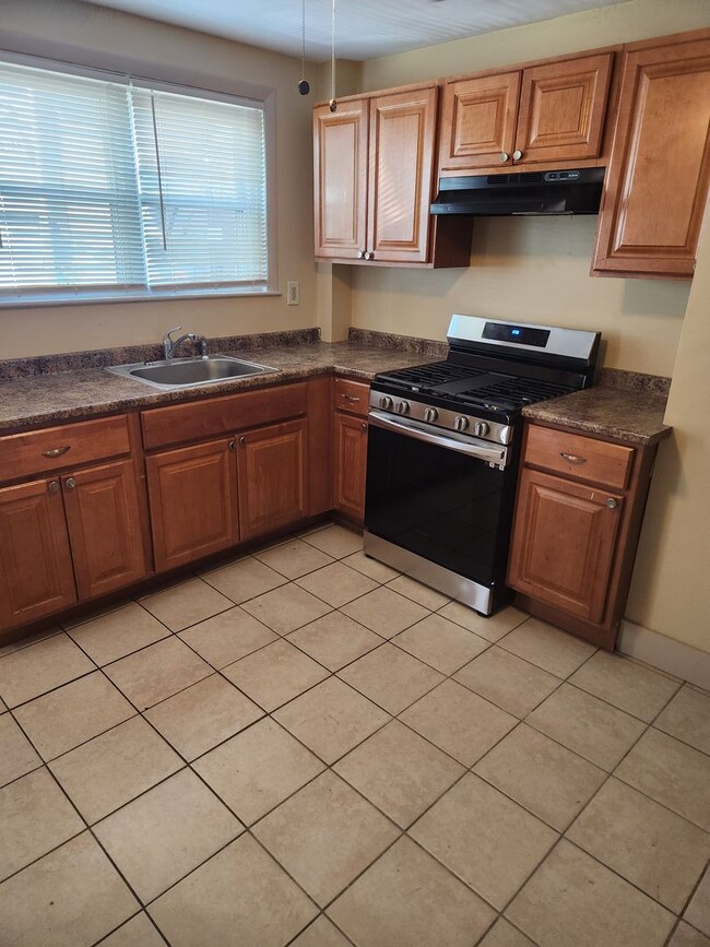 Building Photo - Single Family 4 Bd 2 Bath With Office and ...