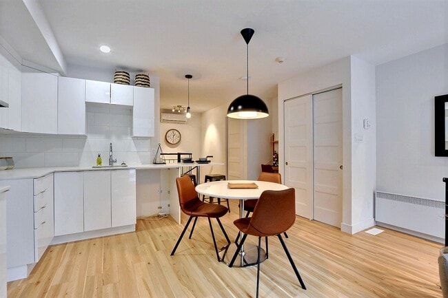 Building Photo - 805 Rue De Castelnau E