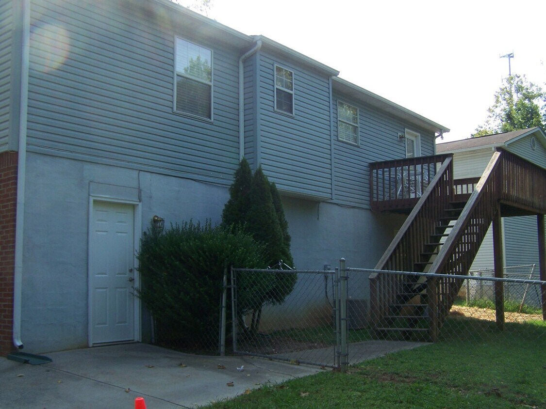 Foto del edificio - 3 bed, 2 1/2 bath, 2 car garage w/ hardwoo...