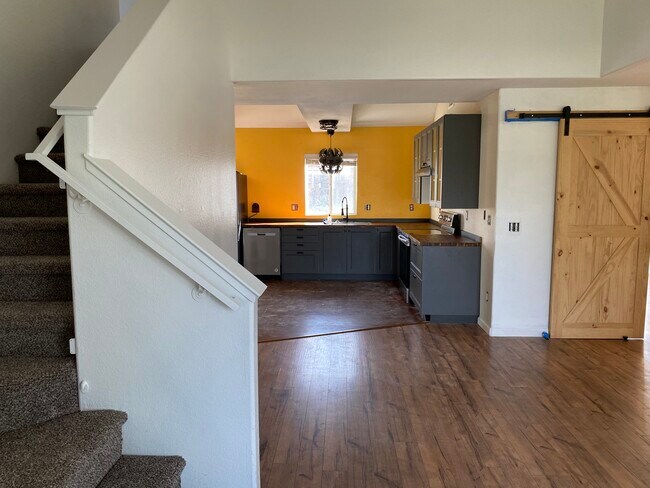 Vista desde la puerta principal - 1253 Ravenshoe Way