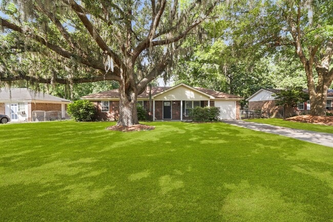 Building Photo - Settle Into Comfort in This Charming 3-Bedroom Home in Larchmont Estates