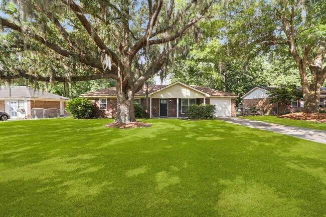 Foto del edificio - Settle Into Comfort in This Charming 3-Bedroom Home in Larchmont Estates