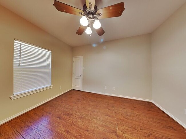 Building Photo - No Application Fees* $500 Off 1st months r...