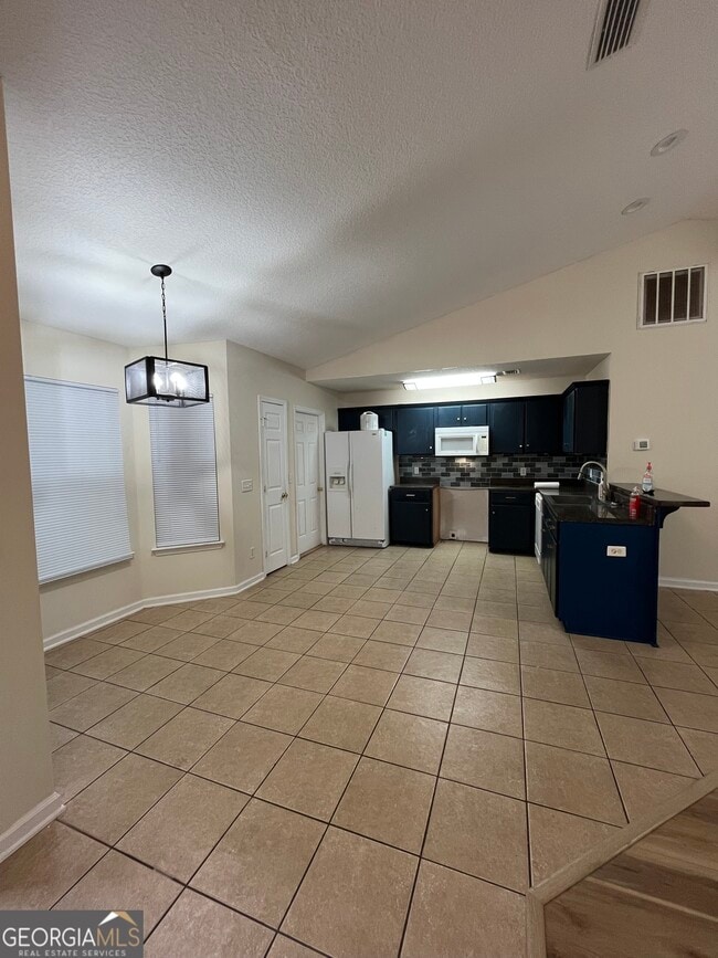 Building Photo - 207 Royal Palms Ave