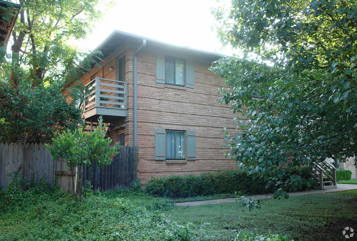 Foto del edificio - 4010-4012 N Hall St