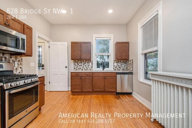 Foto del edificio - 828 Bridge St NW
