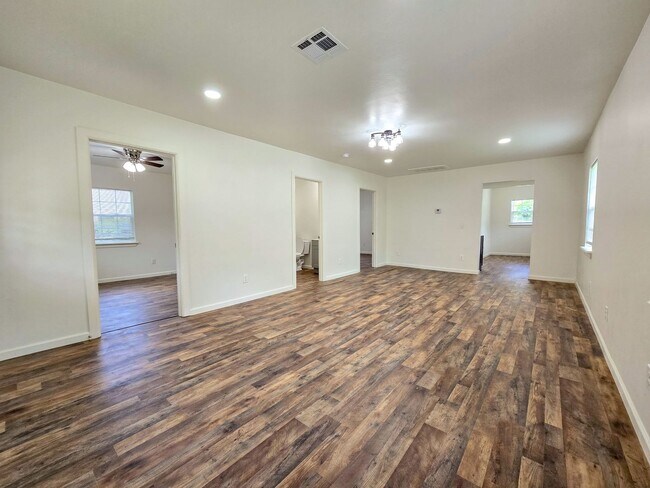 Foto del edificio - 3 Bedroom, 1 Bath Home in Shawnee!