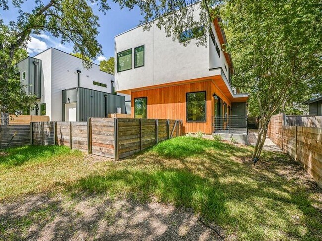 Building Photo - 908 Nalide St