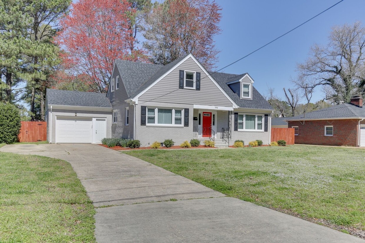 Foto principal - STUNNING 4 BEDROOM CAPE COD W/ 1 CAR GARAG...