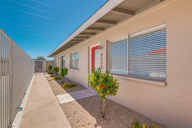 Building Photo - $0 First Month Rent! Remodeled 2 Bed Casita w/ Private Patio, W/D & Pool