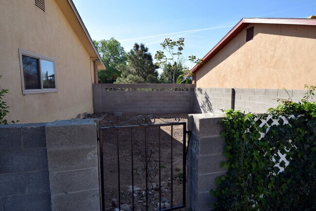 Foto del edificio - Pristine NE Home! NEW KITCHEN LA CUEVA S.D.  Call today 505-796-1400