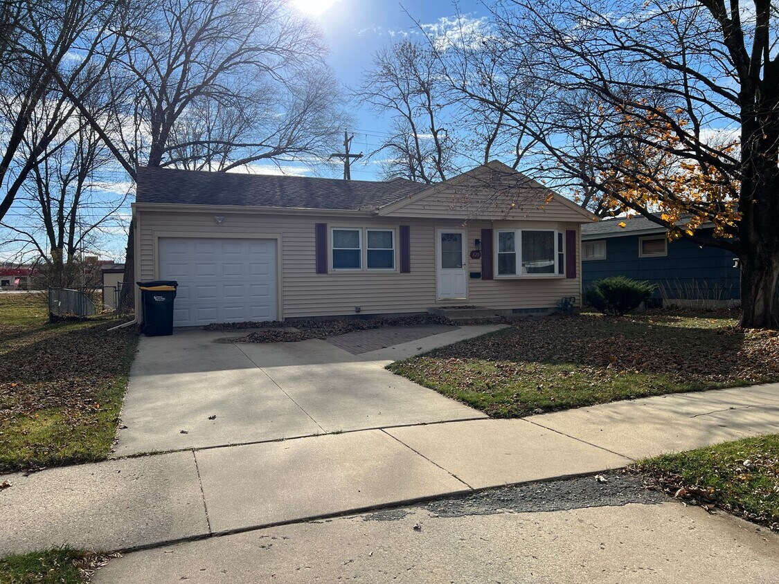 Primary Photo - Fully remodeled home in desirable SW neigh...