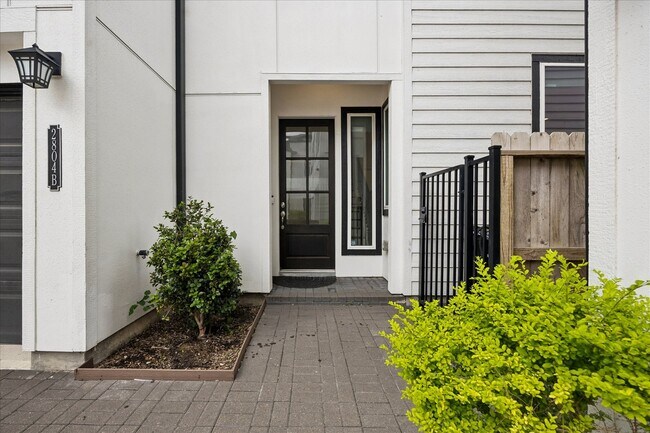 Building Photo - 2804 Grand Fountains Dr