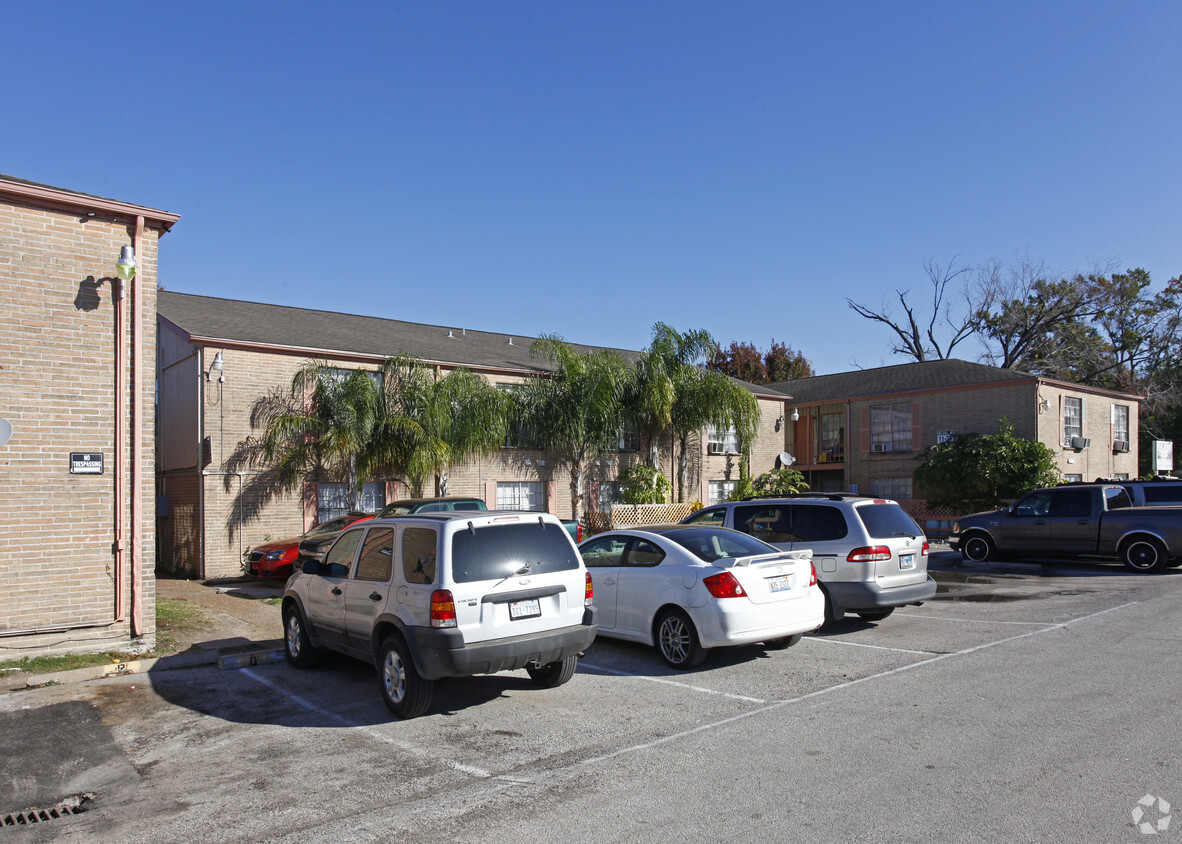 Foto del edificio - Chimney Rock Court Apartments