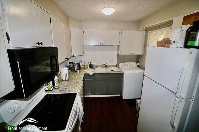 Building Photo - Beautiful 4 Bedroom Home Near Bill Snyder Stadium!