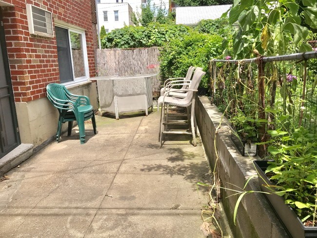 Foto del edificio - LARGE 2 bedroom with PRIVATE BACKYARD!