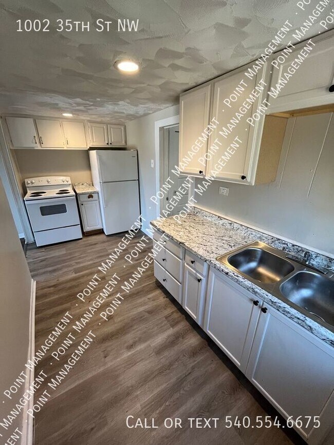 Foto del edificio - 3 Bed 1 Bath with Backyard Space! (PLEASE ...