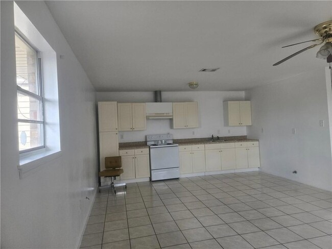 Building Photo - 901 W Genie St