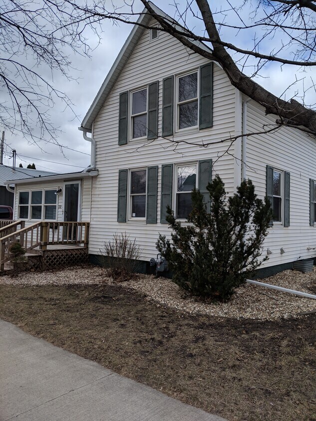 Primary Photo - 321 River St