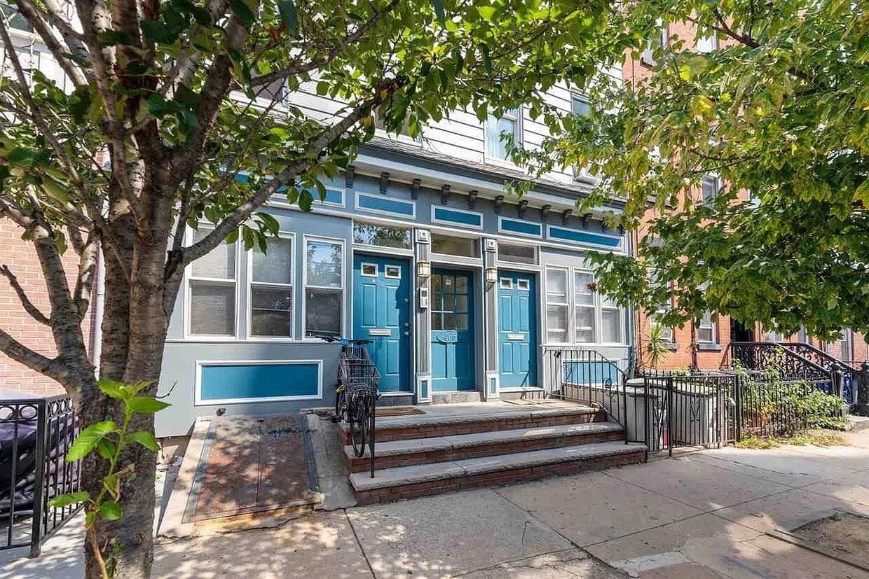 Primary Photo - 466 Monmouth St