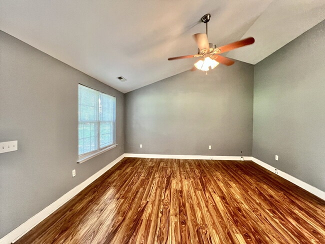 Building Photo - CONVENIENT LOCATION with fenced back yard