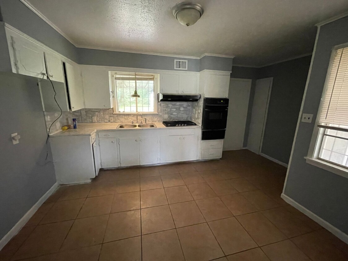 Building Photo - 3233 Valley View Dr