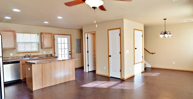 Foto del edificio - 213 S Rolling Woods Way