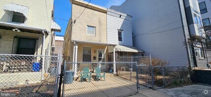 Building Photo - 2123 E York St
