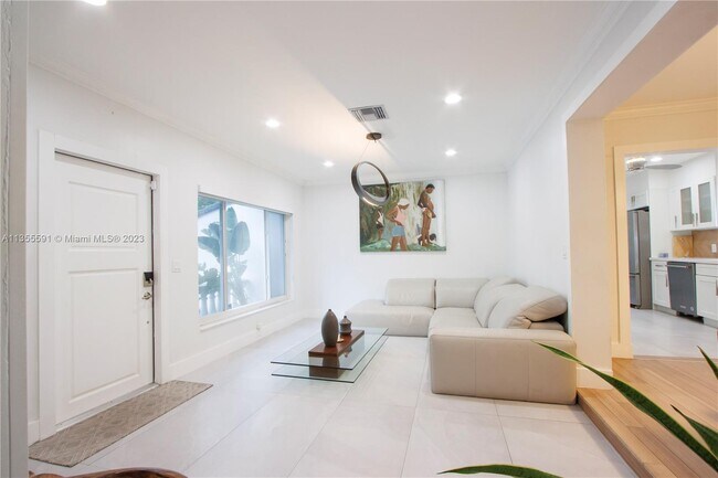 Foto del edificio - 213 NE 43rd St
