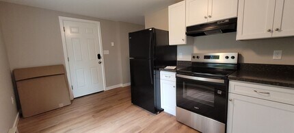 Building Photo - 220 Rosedale Ave