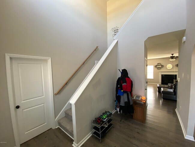 Building Photo - 421 Palisades Way