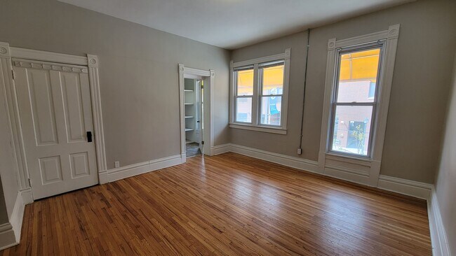 Foto del edificio - Vibrant Studio & 1-Bedroom Apartments in the Sought-After Whittier Neighborhood