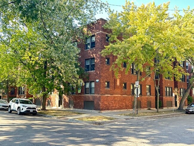 Building Photo - 3602 W Sunnyside Ave