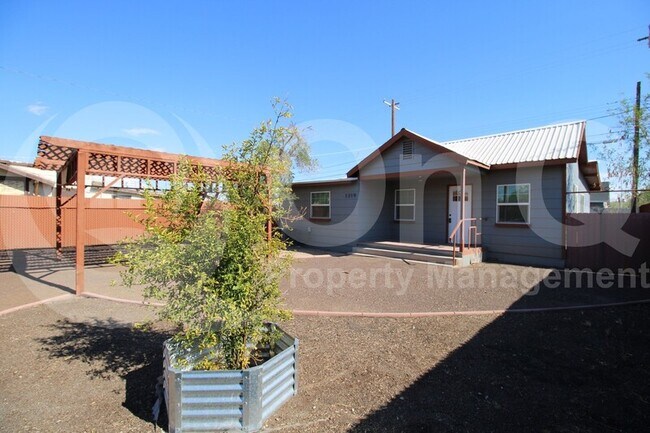 Foto del edificio - 1319 E Pierce St