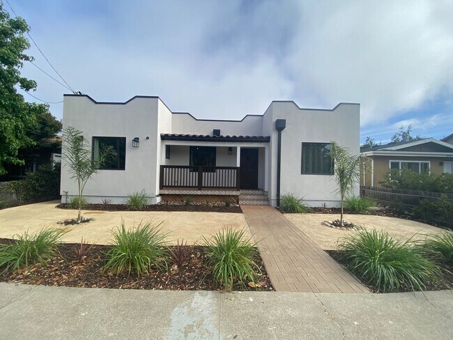 Building Photo - Modern Spanish Bungalow Steps from Downtow...