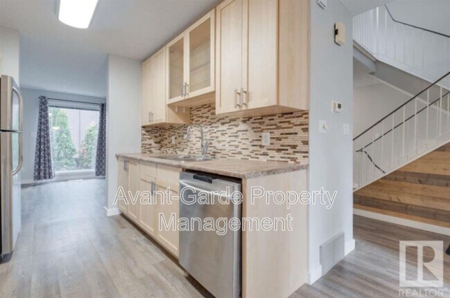 Photo du bâtiment - 748 Saddleback Rd NW