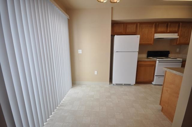 Building Photo - Nice 2 bed townhouse with W&D & fireplace!