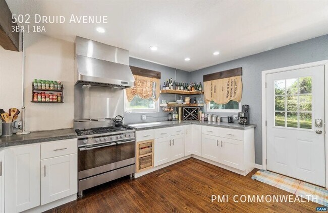 Building Photo - 3 Bed / 1 Bath Single Family (Available 7/...