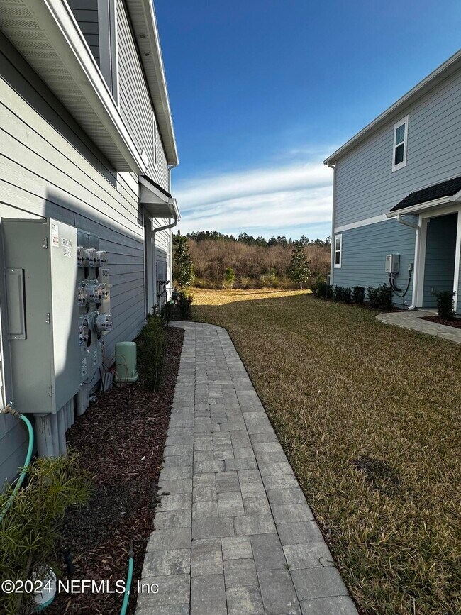 Building Photo - 411 Brandon Lks Dr