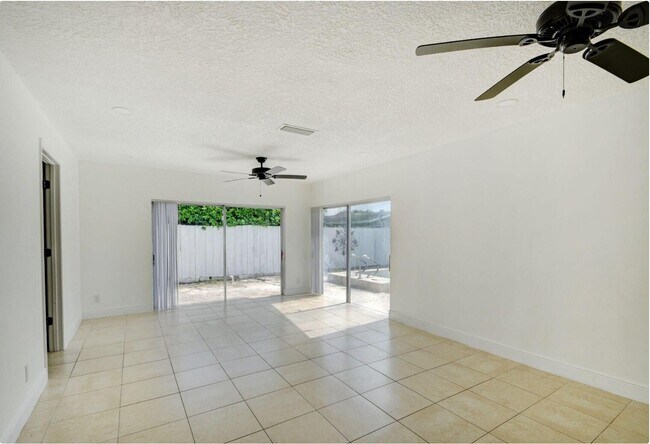 Foto del edificio - 965 Orchid Dr