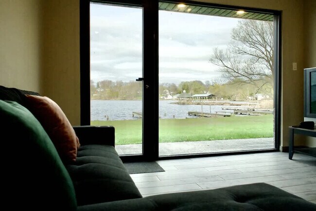 Photo du bâtiment - 6010 Rice Lake Scenic Dr